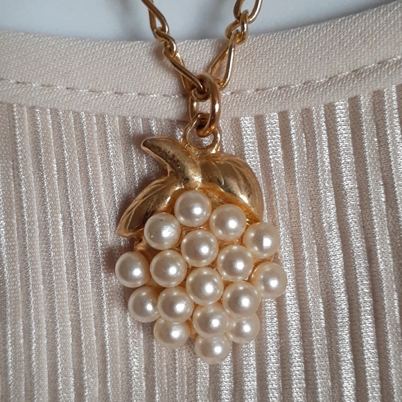 Vintage Pearls Pendant Necklace - Picture 2 of 6